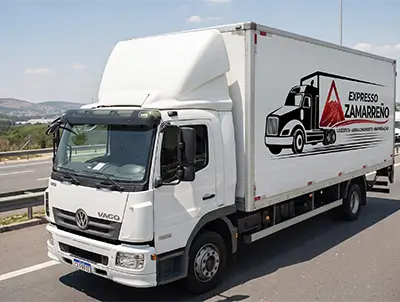 Caminhão de transporte rodoviário de cargas do Expresso Zamarreño em trânsito