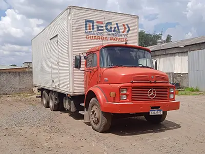 Caminhão baú de grande porte para mudanças e transporte de cargas pesadas