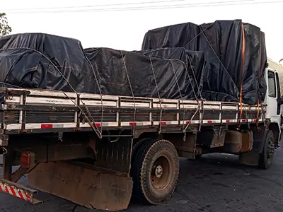 Caminhão para transporte rodoviário de carga volumosa e maquinário com cobertura de lona