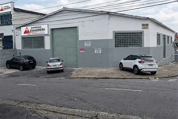 Fachada do depósito e centro de armazenagem logística do Expresso Zamarreño