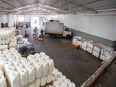 Operação de carga e descarga de mercadorias no galpão logístico do Expresso Zamarreño