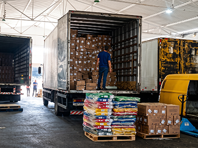 Operação de carga e descarga de mercadorias no galpão logístico do Expresso Zamarreño